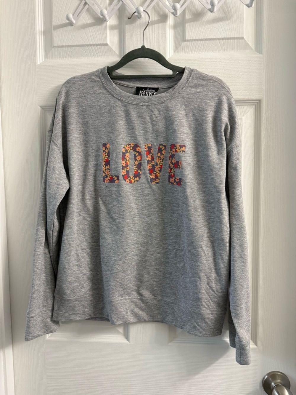 Feeling Festive LOVE Graphic Print Gray Pullover Shirt Women's M